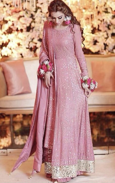 Bride on her baat pakki Wearing lajwanti Bat Pakki Ideas, Baat Pakki Ideas At Home, Baat Pakki Dress, Baat Pakki Outfit, Baat Pakki Ideas, Baat Pakki, Red Bridal Dress, Shadi Dresses, Pakistani Formal Dresses