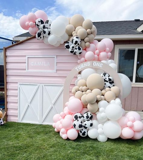 POPPING DESIGNS on Instagram: "C A M I L A turns O N E🐮 ••••••••••••••••••••••••••••••••••••••••••••• This cute little barn has gone from red to pink so many times were thinking of adding a second to our inventory😆 ••••••••••••••••••••••••••••••••••••••••••••• For bookings and Inquiries visit the link or our bio! #farmbirthdayparty #farmbirthday #cowtheme #barnparty #westernbirthday #westernparty #cowprint #firstbirthday #firstbirthdayparty #firstbirthdayideas #firstbirthdaydecor #firstbirt Pink Barnyard Party, Rodeo Birthday Parties, Cow Birthday Parties, Cow Baby Showers, Farm Animals Birthday Party, Farm Themed Birthday Party, Fest Temaer, Rodeo Birthday, Cowgirl Birthday Party