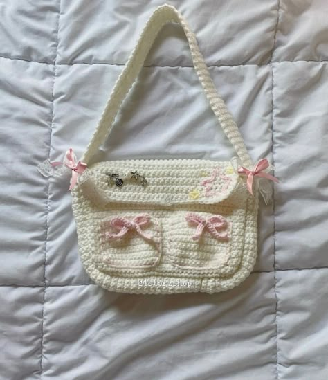 Crochet Messenger Bag, Crochet Shoulder Bags, Sac Diy, Crochet Fairy, Things To Crochet, Crochet Bows, Kawaii Crochet, Crochet Business, Crochet Fashion Patterns