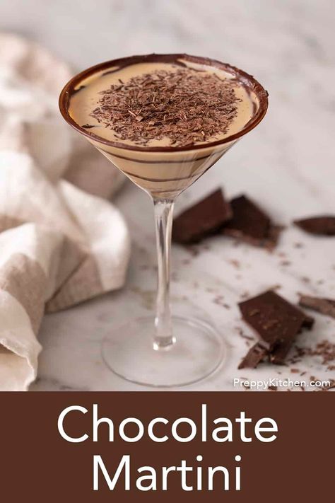 Chocolate Martini Recipe, Cheesecake Oreo, Desserts In A Glass, Chocolate Martini, Preppy Kitchen, Boozy Desserts, Ginger Smoothie, Chocolate Liqueur, Boozy Drinks