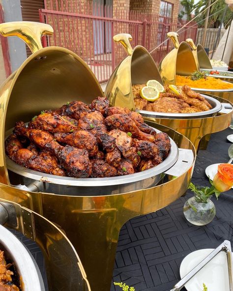 Wedding Buffet Food, Lake House Food, Catering Food Displays, Food Set Up, Party Food Buffet, Catering Ideas Food, Lake Food Ideas Summer, Food Ideas Summer, Chafing Dish