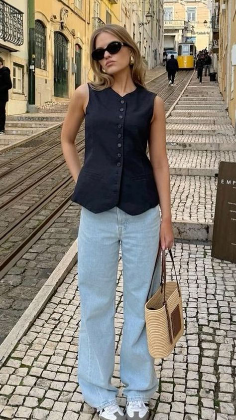 Paris Spring Outfit, How To Style Baggy Jeans, Style Baggy Jeans, Style Wide Leg Jeans, Cute Professional Outfits, Trends 2025, European Summer Outfits, Creative Freedom, Stylish Work Outfits