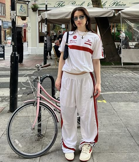 Vacation Street Style, Solo Picnic, Outfit Inspo Vacation, Japan Outfits, Street Fits, Instagram Dp, Japan Outfit, Pose Fotografi, Aesthetic Fits