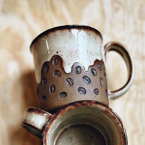 Pottery Mug Photography, Interesting Mug Shapes, Pottery Wheel Mug Shapes, Thumb Mug Pottery, Diy Gifts For Coffee Lovers, Clay Coffee Mugs Handmade, Ceramics Surface Decoration, Ceramic Gift Ideas Diy, Cool Pottery Mugs