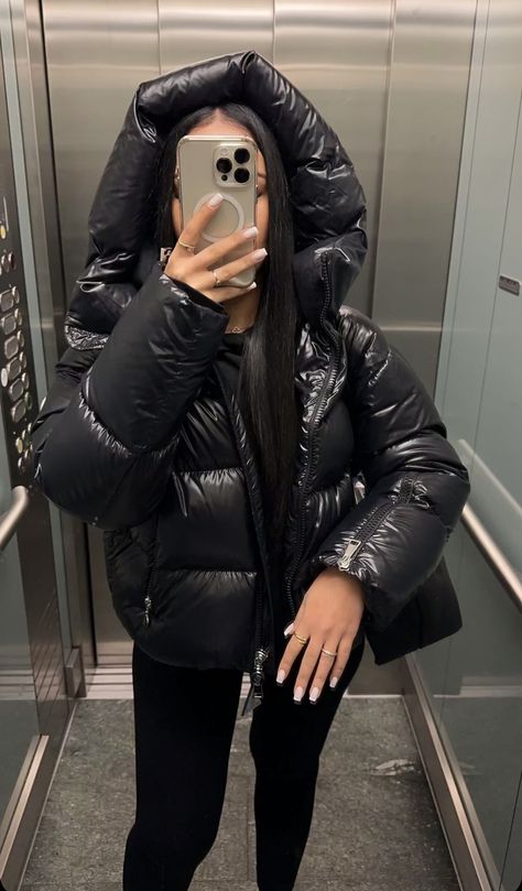 Moncler Jacket Women Outfit, Winter Outfits Baddie, Moncler Jacket Women, Puffer Jacket Outfit, Mode Zara, Winter Fashion Outfits Casual, Moncler Jacket, Cute Lazy Outfits, Modest Fashion Outfits