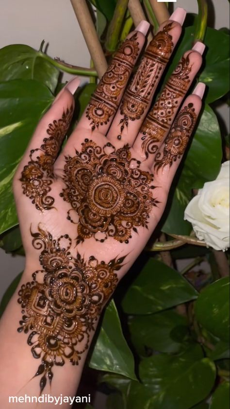 Mehndi Art Designs Simple, Bridal Mehndi Designs New, Simple Mehndi Designs Palm, Mehndi Outfit Bridal, Mehndi Designs Palm, Mehndi Designs New, Henna Tattoo Design, Palm Henna Designs, Indian Henna Designs