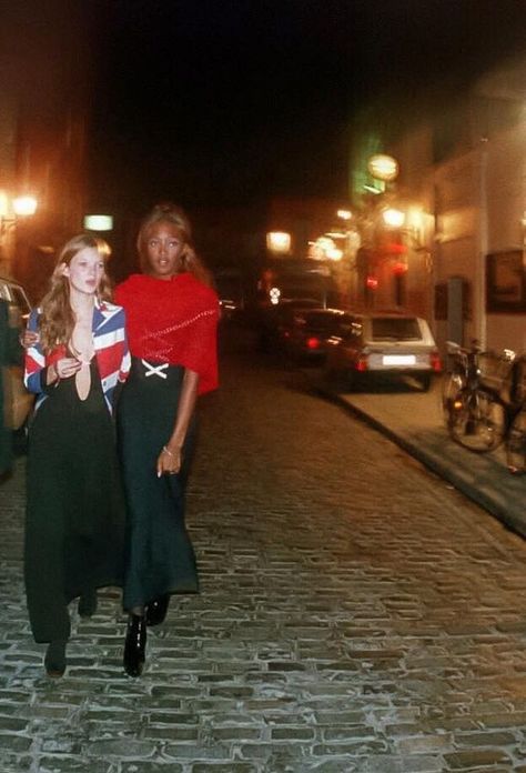 Kate Moss and Naomi Campbell, 1993 Kate Moss And Naomi, Kate Moss Outfit, Kate Moss 90s, Supermodel Body, 90’s Outfits, Queen Kate, Fashion Angels, 90s Runway Fashion, 90s Supermodels