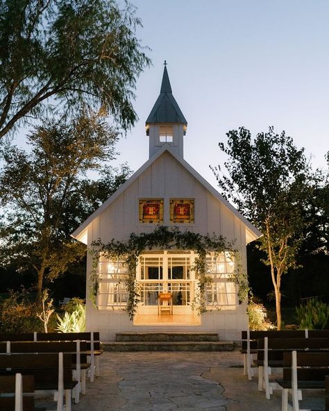 #sundayservice #sundayvibes #sundaymotivation “Love is the bridge between you and everything.”- Rumi. A quiet moment in our little white chapel reminds us of the beauty of connection and the power of love to bring people together. Photographer// @primrosebybrooke #chapel #chapelwedding #littlewhitechapel #texas #texaswedding #houston #houstonweddings #luxurywedding #allinclusive #collegestation #collegestationtx #houstonweddingvenue #weddingvenue #7flodge #bedandbreakfast #weddingplannin... Wedding Ideas Chapel, Chapel Renovation, Open Air Chapel Wedding, Minecraft Wedding, Little White Chapel Wedding, Tiny Chapel, Garden Chapel, Outdoor Chapel, Home Chapel