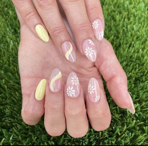 Yellow Daisy Nails Acrylic, Gel Polish Nail Designs Flower, Yellow Tip Nails With Flowers, Yellow Spring Nails With Flowers, Light Yellow Nails With Flowers, Pale Yellow Nails With Daisy, Floral Nail Tips, Flower Almond Nail Designs, Short Square Flower Nails