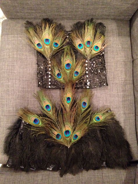 Feathers everywhere! DIY sexy peacock costume for Halloween! Can't wait for Vegas! @stephonu Peacock Halloween Costume Diy, Peackok Costume, Peacock Costume Women's, Peacock Costume Makeup, Unique College Halloween Costumes, Peacock Outfit, Peacock Costume Diy, Peacock Halloween Costume, Feather Corset