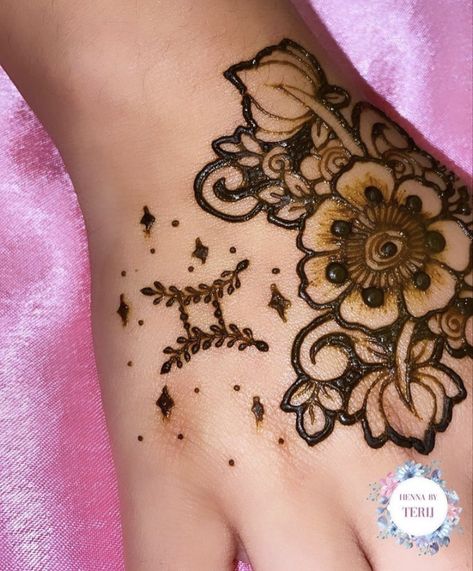 Gemini Henna, Horoscope Aesthetic, Gemini Star Sign, Gemini Star, Floral Henna, Floral Henna Designs, Indian Henna, Mehndi Night, Henna Ideas