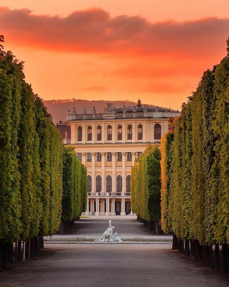 Schönbrunn Palace, U Bahn, Beautiful House Plans, Dream City, Royal Palace, Central Europe, Beautiful Sunset, Holiday Travel, Solo Travel