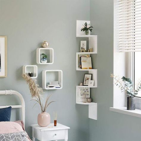 White Corner Bookcase, Corner Shelves Bedroom, Bedroom Inspirations For Small Rooms, Corner Shelf Design, Tidy Bedroom, Wall Shelves Bedroom, Floating Wall Shelf, Corner Wall Shelves, Small Room Decor