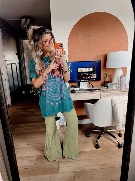 Funky Boho Style, Boho Athleisure Outfits, Western Hippie Outfits, Classically Cassidy Outfits, Cassidy Michelle Outfits, Hippie Teacher Outfits, Minimalist Boho Fashion, Boho Teacher Outfit, Ward Robes