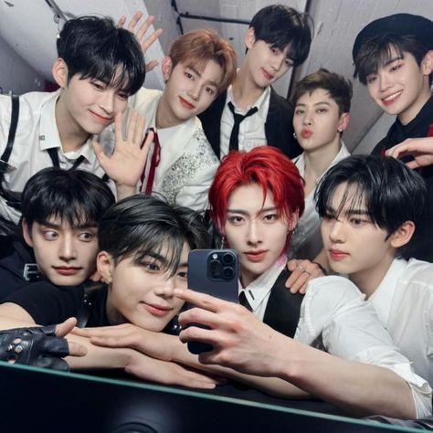 zerobaseone zb1 group photo ot9 lq icons Under Your Spell, Baby Pink Aesthetic, Emo Bands, Group Photos, Kpop Guys, Kpop Boy, Kpop Wallpaper, May 1, Cutie Patootie