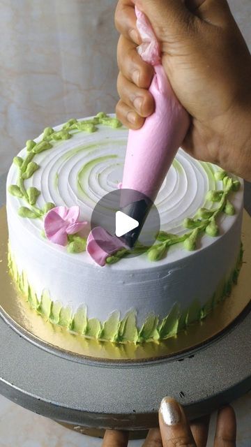 Icing Cake Design, Simple Birthday Cake Designs, New Cake Design, Tårta Design, Cake Design Tutorial, Cookie Cake Designs, Buttercream Cake Designs, Buttercream Decorating, Cake Decorating Icing