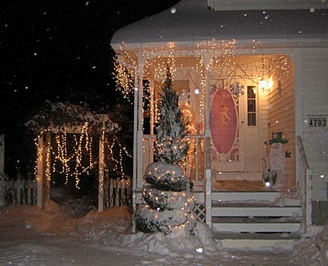 Night by Cathy Scalise ~Pink&Pearls Christmas Joy!~ Christmas Aesthetic House, Winter Christmas Aesthetic, Aesthetic House, Christmas Dreaming, Cottage Christmas, Christmas Time Is Here, Christmas Feeling, Warm Christmas, Christmas Table Settings