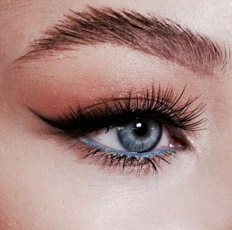 Light Blue Eyeliner, Blue Eyeliner, Eye Makeup Pictures, Beauty Aesthetic, Makeup Eye Looks, Aesthetic Eyes, Blue Makeup, Makeup Pictures, Blue Eye