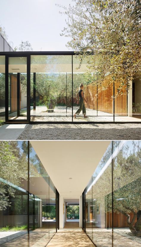 A glass lined hallway. Architecture Extension, Architecture Los Angeles, House In Los Angeles, Built In Bathtub, California Architecture, A Modern House, Outdoor Lounge Area, Glass Walls, Los Angeles Homes