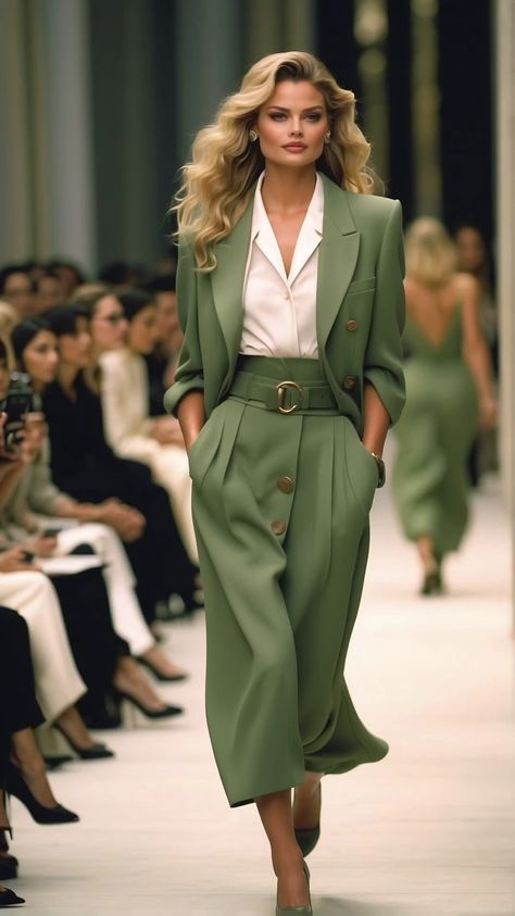 Suit Green Woman, Classy Autumn Outfits, Spring Suit Women, Green Spring Outfits, Green Suit For Women, Green And White Outfit, Girls Chelsea Boots, Skirts With Boots, Loose Trousers