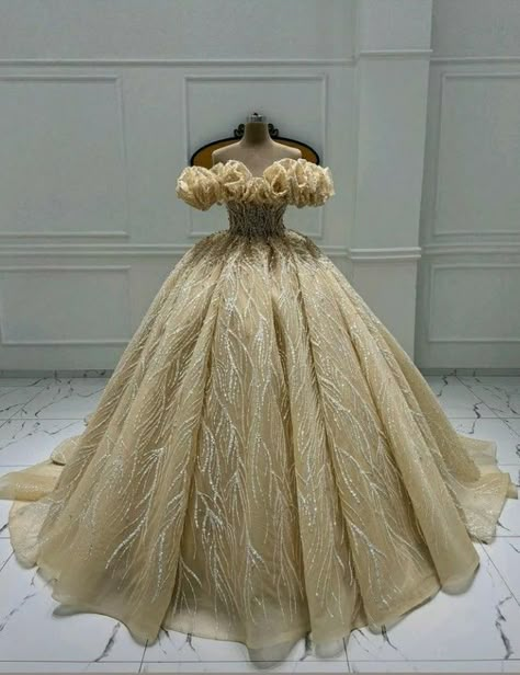 Golden Ball Gown Princesses, Debutante Ball Dresses, Gold Gowns Elegant, White And Gold Wedding Dress, Golden Ball Gown, Gold Ball Gowns, Gold Ball Gown, Structured Gown, Debut Gowns