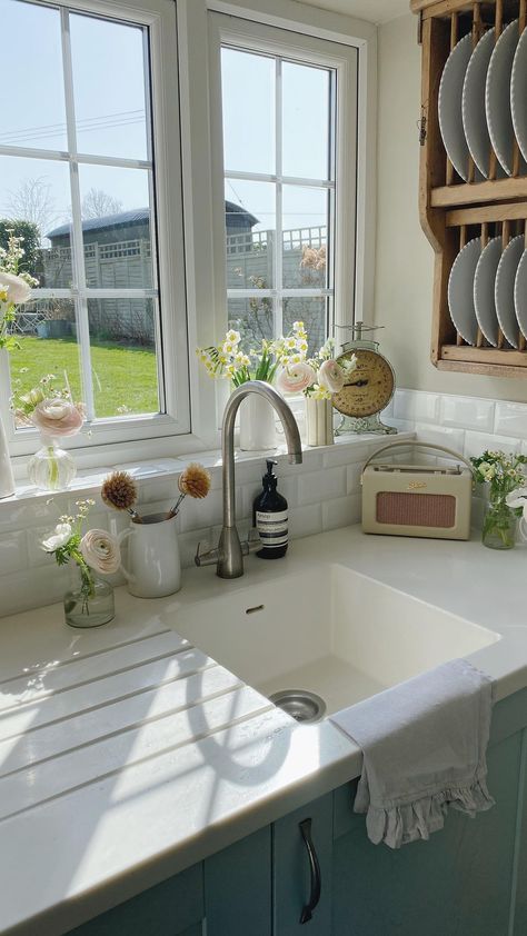 Room Window Design, Cottage Home Aesthetic, Kitchen Window Over Sink Ideas, Summer House Decor, Joyful Aesthetic, Window Over Sink, Cottage Spring, Cottage House Interior, Summer House Interiors