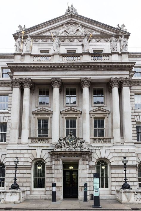 Somerset House New Wing entrance - Categoría: Exterior de Somerset House - Wikimedia Commons Old London Architecture, Somerset House London, Building References Architecture, Neoclassical Architecture House, Neoclassicism Architecture, Neoclassic Architecture, Entrance Architecture, Neo Classical Architecture, New Classical Architecture