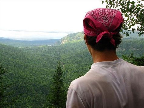 Head Bandana Men, Men’s Bandana Hair, Bandana On Head Men, Bandana Covering Hair, Guys Wearing Bandanas, Bandana Over Head, Guy Wearing Bandana, Bandana Curly Hair Men, Men Wearing Bandanas On Head