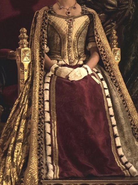 Johanna Lannister, Medieval Clothing Royal, Lannister Dress, Lannister Fashion, Westeros Aesthetic, Targaryen Dresses, House Lannister, Medieval Gown, Royalty Aesthetic