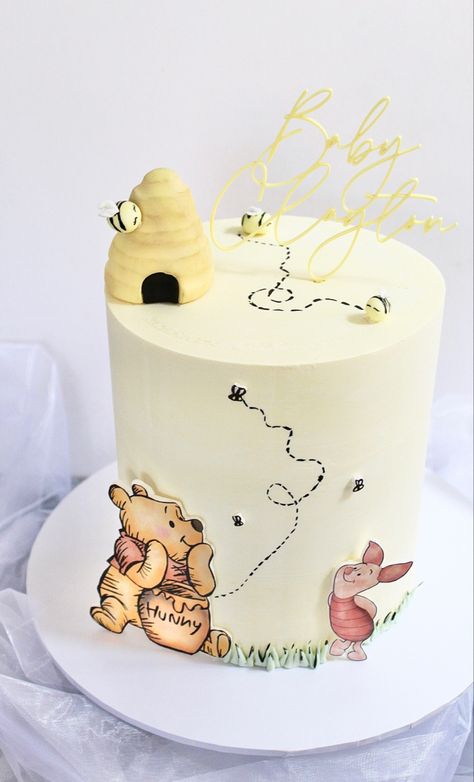 Classic Pooh Shower Ideas, Simple Pooh Cake, Winnie The Pooh Classic Cake, Small Winnie The Pooh Cake, Winnie Pooh Theme Party, Whinney Pooh Cake, Winnie The Pooh Birthday Cake Ideas, Winnie The Pooh Birthday Cake Simple, Winnie The Pooh Cake 1st Birthdays