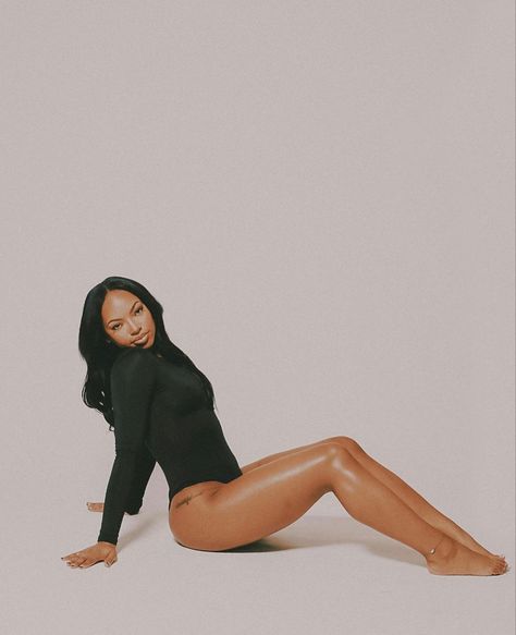 New Body Photoshoot Ideas, Floor Poses Black Women, Simple Poses Photography, Bodysuits Photoshoot Ideas, Black Women Group Photoshoot Ideas, Sitting Poses Black Women, Studio Female Photoshoot, Simple Cute Photoshoot Ideas, Birthday Photoshoot Bodysuit