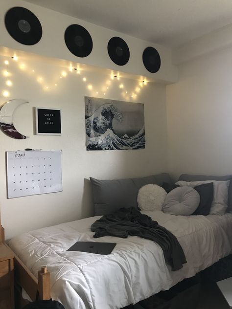 Trendy Dorm Room Ideas Minimalist, Dorm Inspiration Minimalist Cozy, Dorm Decoration Minimalist, Dorm Room Designs College Minimalist, Mens Dorm Room Ideas Minimalist, Dormitory Room Decor, Grey Dorm Aesthetic, Cool Dorm Room Ideas Minimalist, Black College Dorm Aesthetic