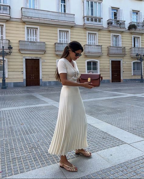 Birkin Mom Outfit, London June Outfit, Conservative Outfits Summer, Expensive Looking Outfits Classy, Club Monaco Outfit, Old Money Summer Dress, Birkin Mom Aesthetic, Socialite Aesthetic, Rich Outfits Classy