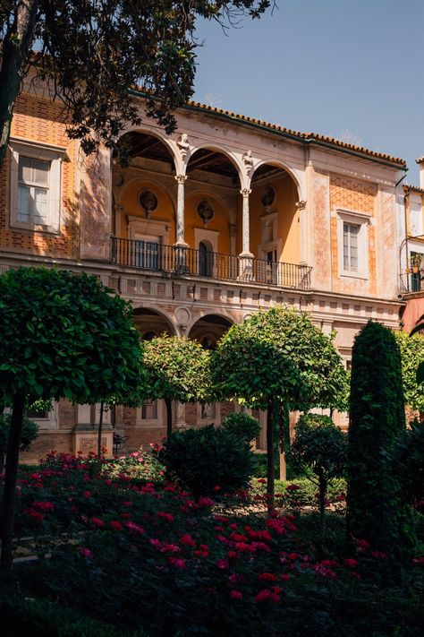 Cada de Pilatos in Seville – the finest example of traditional Andalusian architecture and the prototype of an Andalusian palace. Join me for a virtual tour of this gorgeous palace in Seville! #seville #andalusia #spain #casadepilatos #visitseville #sevilla Spain Homes, Andalusian Architecture, Italian Statues, Gothic Elements, Spanish Villa, Lawrence Of Arabia, Small Courtyards, Andalusia Spain, Stations Of The Cross