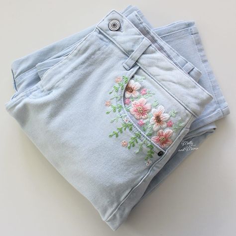 Painted Clothes Diy, Clothes Embroidery Diy, Flower Jeans, Hand Embroidery Patterns Flowers, Handmade Embroidery Designs, Hand Work Embroidery, Embroidery Patterns Vintage, Thread Art, Embroidery On Clothes