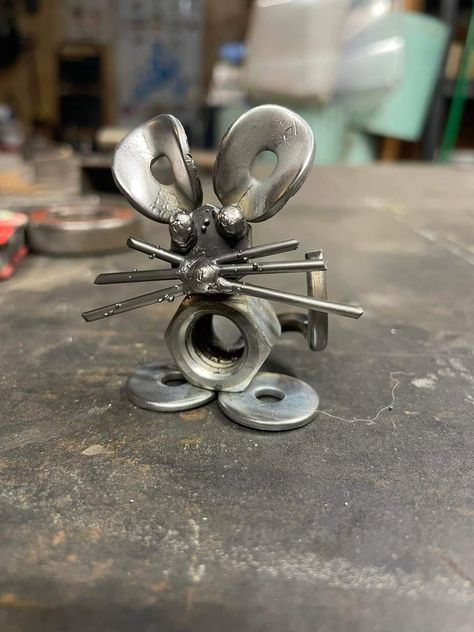 Simple Metalwork Projects, Small Scrap Metal Art, Things To Weld, Simple Welding Projects, Welded Animals, Metal Animal Sculptures, Beginner Welding Projects, Beginner Welding Projects Ideas, Welding Art Ideas