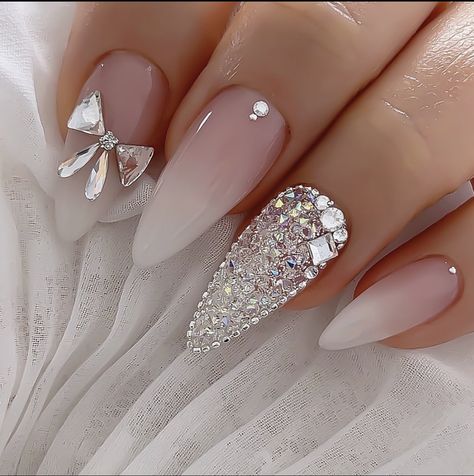 Fingernails 2023, Art Nails Design, Nails Xmas, Wedding Nail Art, Classy Nail Art Ideas, Bridesmaids Nails, Wedding Nail Art Design, Nails Design With Rhinestones, Pearl Nails