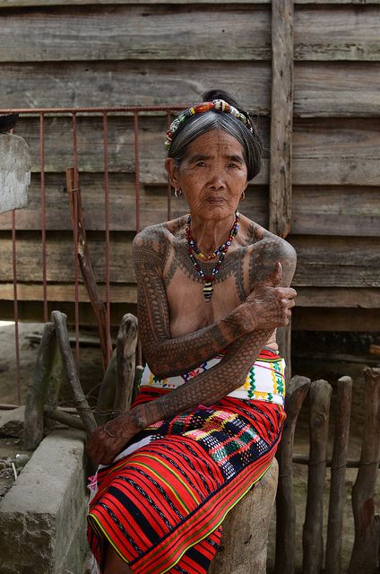 Whang-od, Last Kalinga Tattoo Artist from Philippines! Whang Od, Tattoo Beach, Tattoo Son, Filipino Tattoos, Filipino Art, Beach Tattoo, Filipino Culture, Painting Portrait, Old Woman