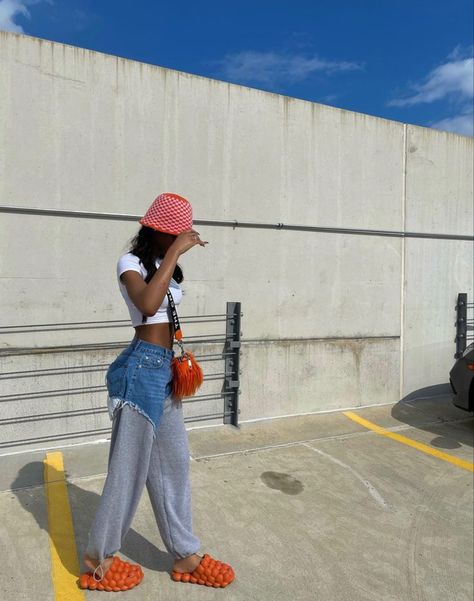 Orange Bucket Hat Outfit, Orange Bucket Hat, Bucket Hat Outfit, Hat Outfit, Outfit Jeans, Virtual Stylist, Creative Instagram Stories, Outfits With Hats, Teenage Fashion Outfits