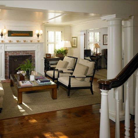 Martha’s Vineyard Traditional Coastal Home - Home Bunch Interior Design Ideas American Colonial Interior, Colonial Chic, Old House Design, Colonial Interior, Big Bedrooms, Classic Living Room, Comfortable Furniture, Martha's Vineyard, Traditional Living