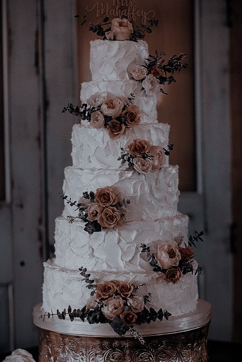 Academia Aesthetic Wedding, Dark Academia Wedding Cake, Mafia Wedding Aesthetic, Old Fashion Wedding, Brown Wedding Cake, Wedding Cake Dark, Mafia Wedding, Dark Academia Wedding, Brown Wedding Cakes