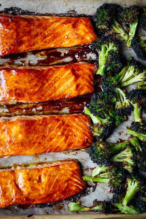 Sheet Pan Teriyaki Salmon - This easy teriyaki marinade (with only 4 ingredients) lets you have a healthy dinner with salmon and broccoli all in one pan. Sheet Pan Teriyaki Salmon, Baked Teriyaki Salmon, Salmon Teriyaki Recipe, Baked Salmon Recipe, Bbq Salmon, Salmon And Broccoli, Salmon Soy Sauce, Teriyaki Recipe, Marinated Salmon