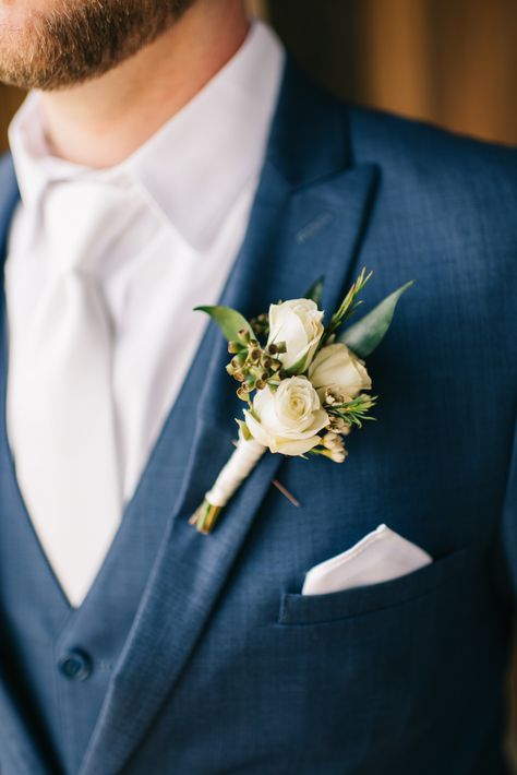 Groom Lapel Flower, Boutineer Wedding, Groom Flower, Market Lights, White Rose Boutonniere, White Boutonniere, Costume Bleu, Groomsmen Boutonniere, Suit White