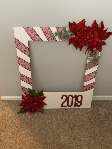 Christmas Party Decorations Ideas Diy, Holiday Photo Frames Diy, Christmas Diy Photo Booth, Christmas Party Diy Decor, Christmas Photo Wall Ideas, Christmas Diy Photo Backdrop, Christmas Back Drop Diy, Diy Christmas Selfie Station, Christmas Party Picture Backdrop