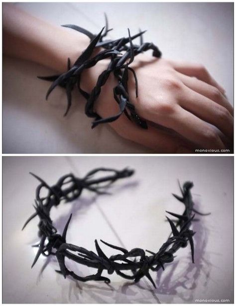 DIY Ann Demeulemeester Epine Thorn Bracelet Tutorial. This knockoff DIY Ann Demeulemeester Epine Thorn Bracelet is made from leather strips. This is a much easier DIY than it looks - you twist the lea Diy Demon Costume, Thorn Accessories, Cosplay Accessories Diy, Diy Halloween Accessories, Thorn Bracelet, Larp Diy, Halloween Accessories Diy, Demon Cosplay, Fair Costume