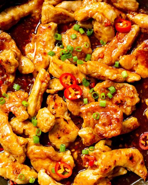 Chicken Calories, Crispy Chilli Chicken, Crispy Shredded Chicken, Healthy Takeaway, Chilli Chicken Recipe, Braised Chicken Breast, Sweet Chilli Chicken, Fakeaway Recipes, Healthy Budget