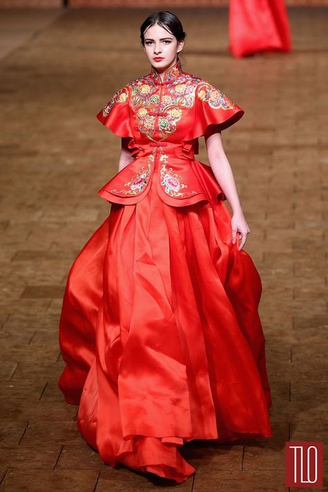 China-Fashion-Week-Spring -2015-Zhan-Zhifeng (6) Manhwa Clothes, Red Chinese Wedding Dress, China Fashion Week, Feminine Casual, Modern Cheongsam, Chinese Wedding Dress, Weird Fashion, Miuccia Prada, Couture Week