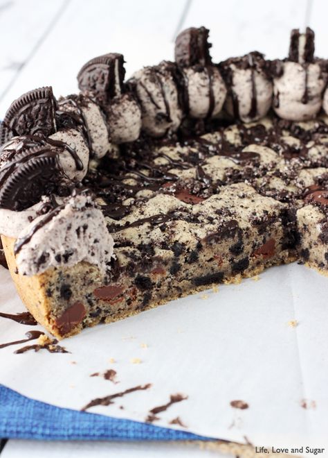 YUM! Oreo Cookies and Cream Cookie Cake. Cookies And Cream Cookie, Stuffed Puff Pastry, Easter Oreo, Tasty Deserts, Puff Pastry Rolls, Oreo Dessert Easy, Top Desserts, Pastry Rolls, Life Love And Sugar