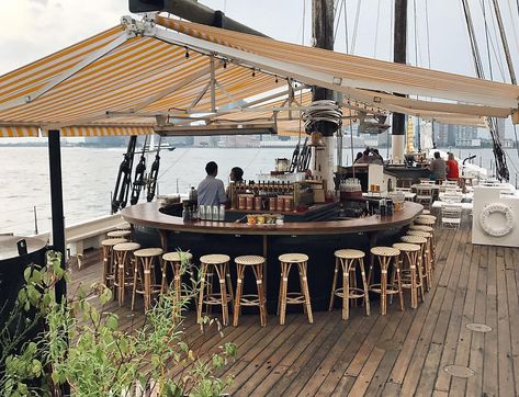 Booze With Views: The 10 Best Waterfront Bars In NYC Outdoor Wine Bar, Boat Restaurant, Boat Bar, Container Cafe, Restaurant Patio, Cozy Home Office, Waterfront Restaurant, Outdoor Cafe, Photo Store