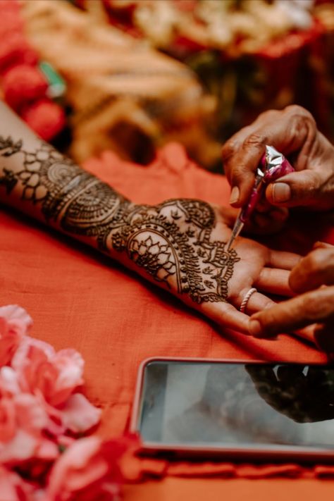 8 Important Wedding Rituals That Happen on Henna Night What Is Henna, Middle Eastern Wedding, Evening Photo, Eastern Wedding, Wishes For The Bride, Mehndi Night, Henna Stain, Cultures Around The World, Party Shots